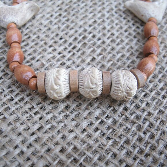 Vintage handmade necklace from 1980s. Made of various wood beads and metal seed - Picture 9 of 12